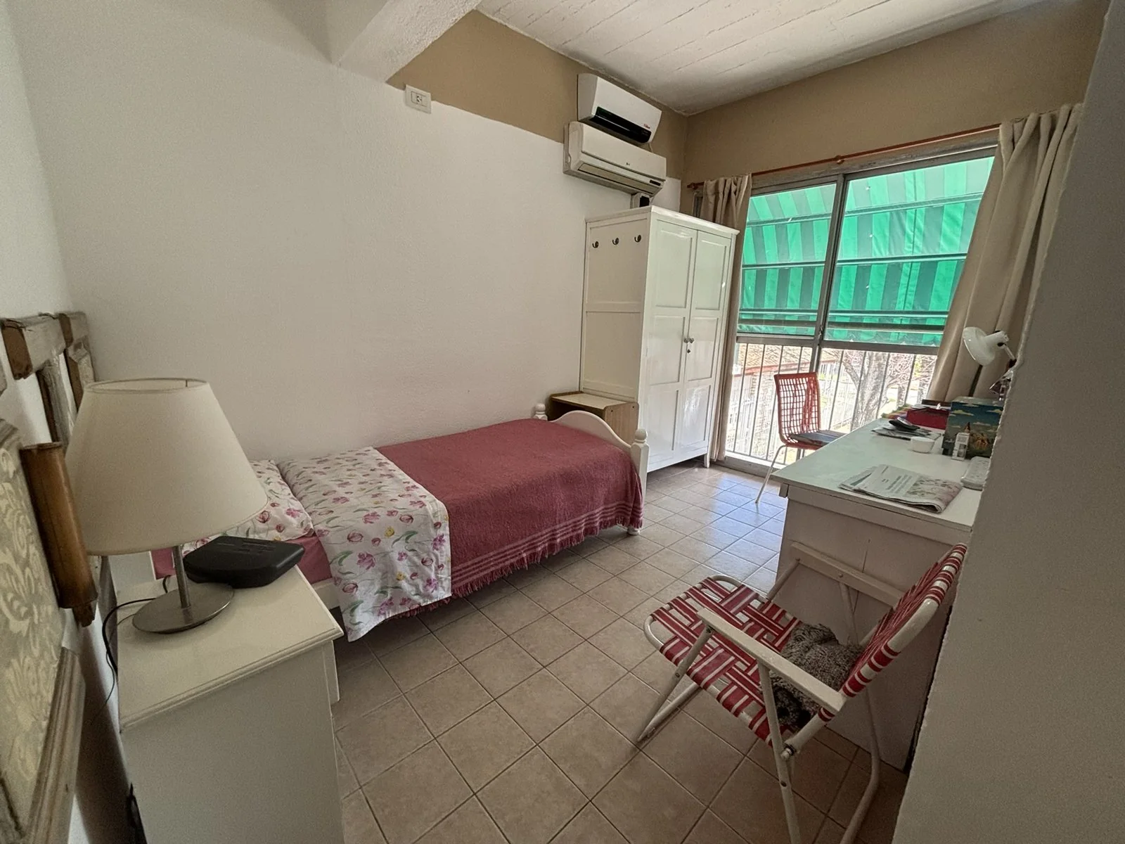 Habitación con cama, placard, escritorio y una ventana amplia